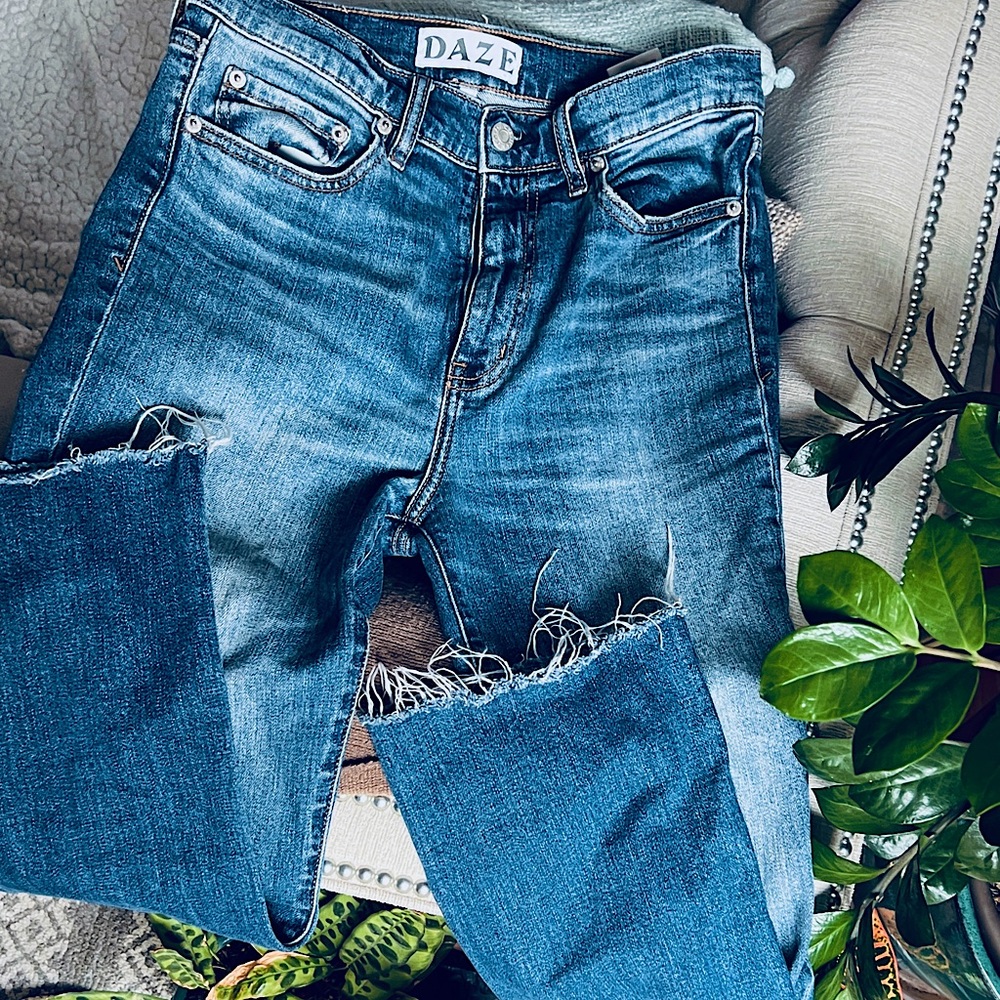 DAZE cropped denim trendy & comfy sz 28